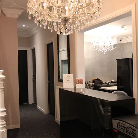 Sara's Boutique מלון 3*