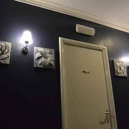 Sara's Boutique מלון